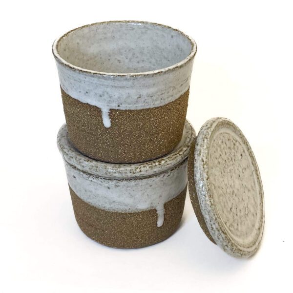 Senapsburk i handdrejad keramik för förvaring av vår skånska ramslökssenap | Ludvigslunds Skafferi